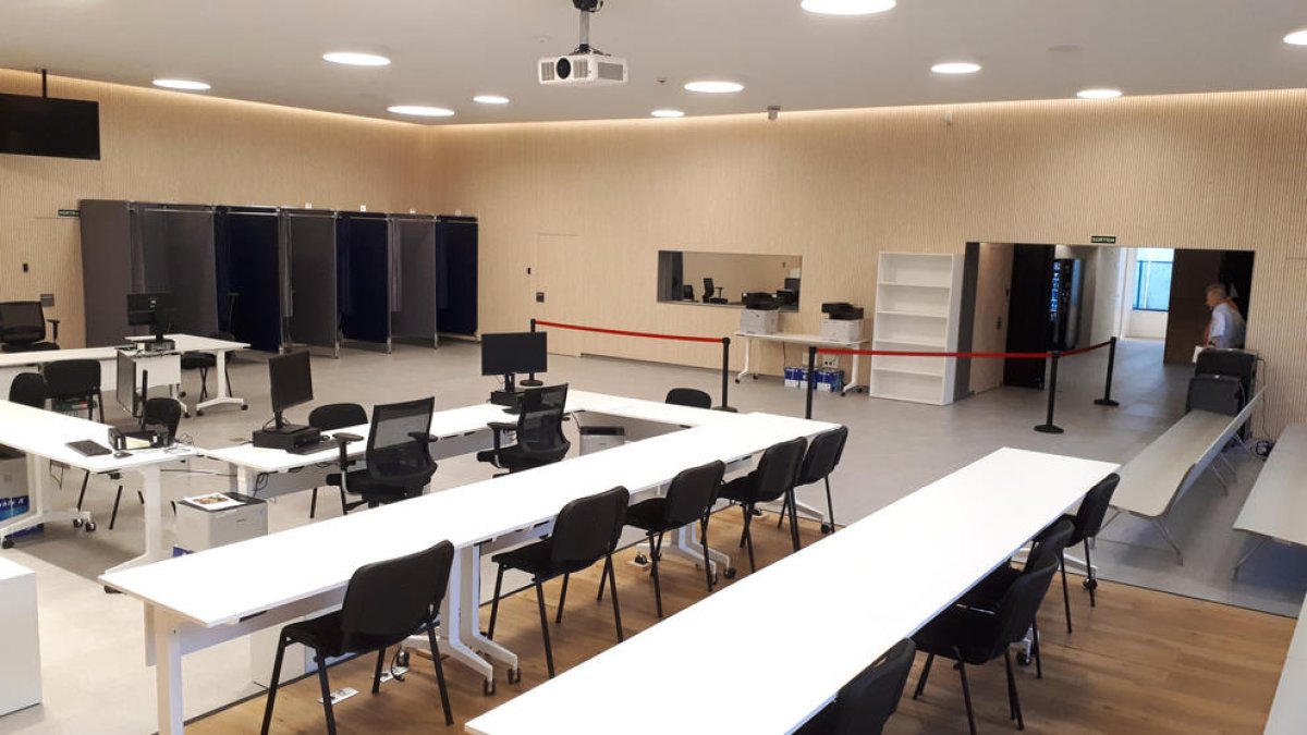 La sala magna de la seu de la Justícia amb el circuit de votació.