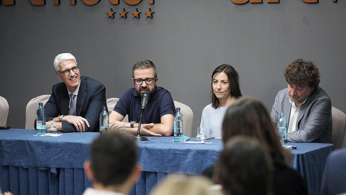 Dorca dirigint-se als assistents a l'assemblea.