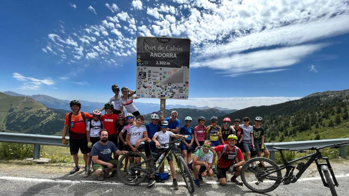 L'equip sub-16 va fer diferents activitats, també bicicleta.