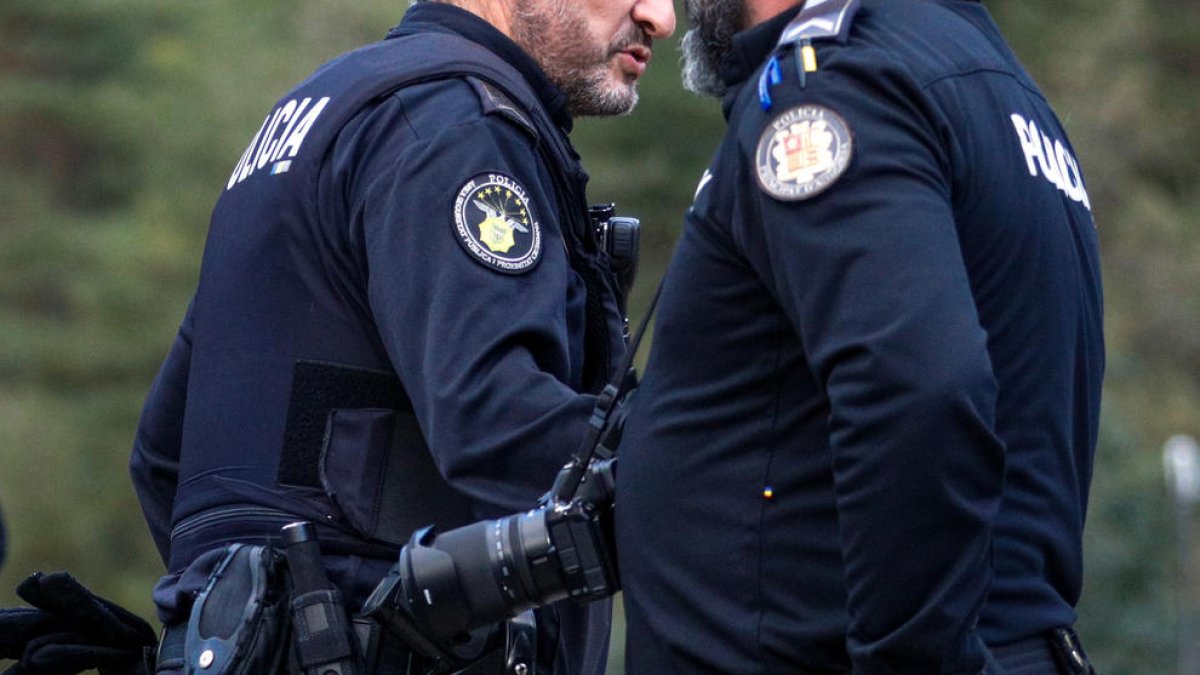 Dos agents de policia.