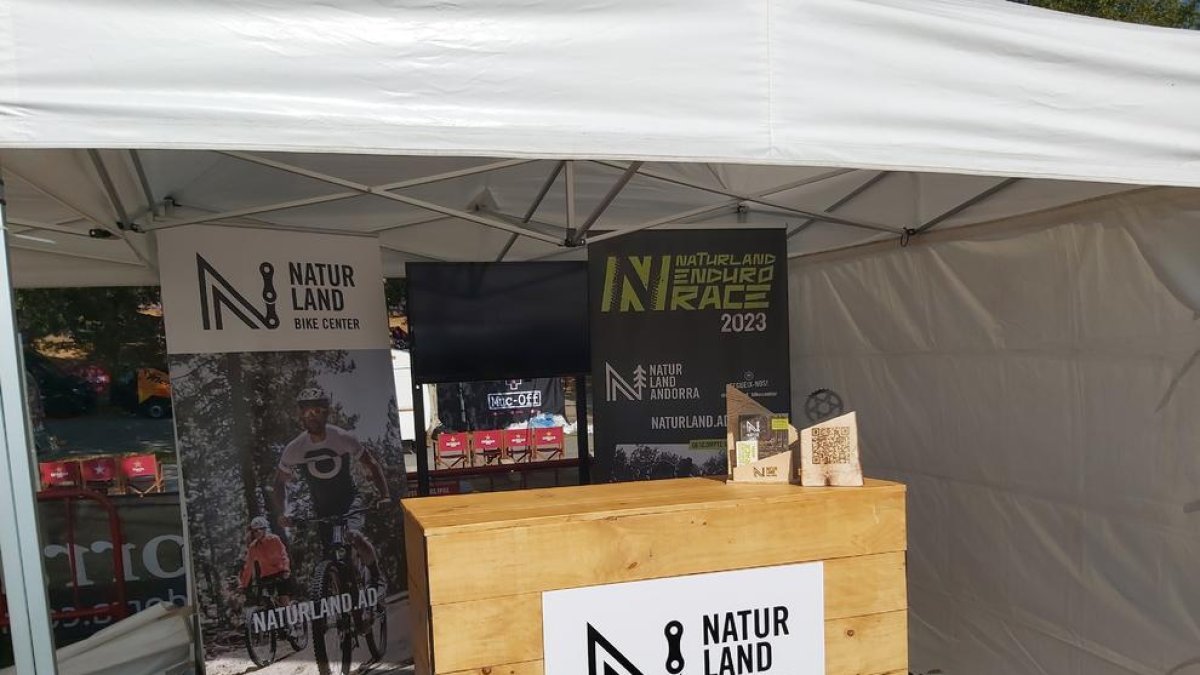 L'estand de Naturland preparat a la fira Sea Otter de Girona