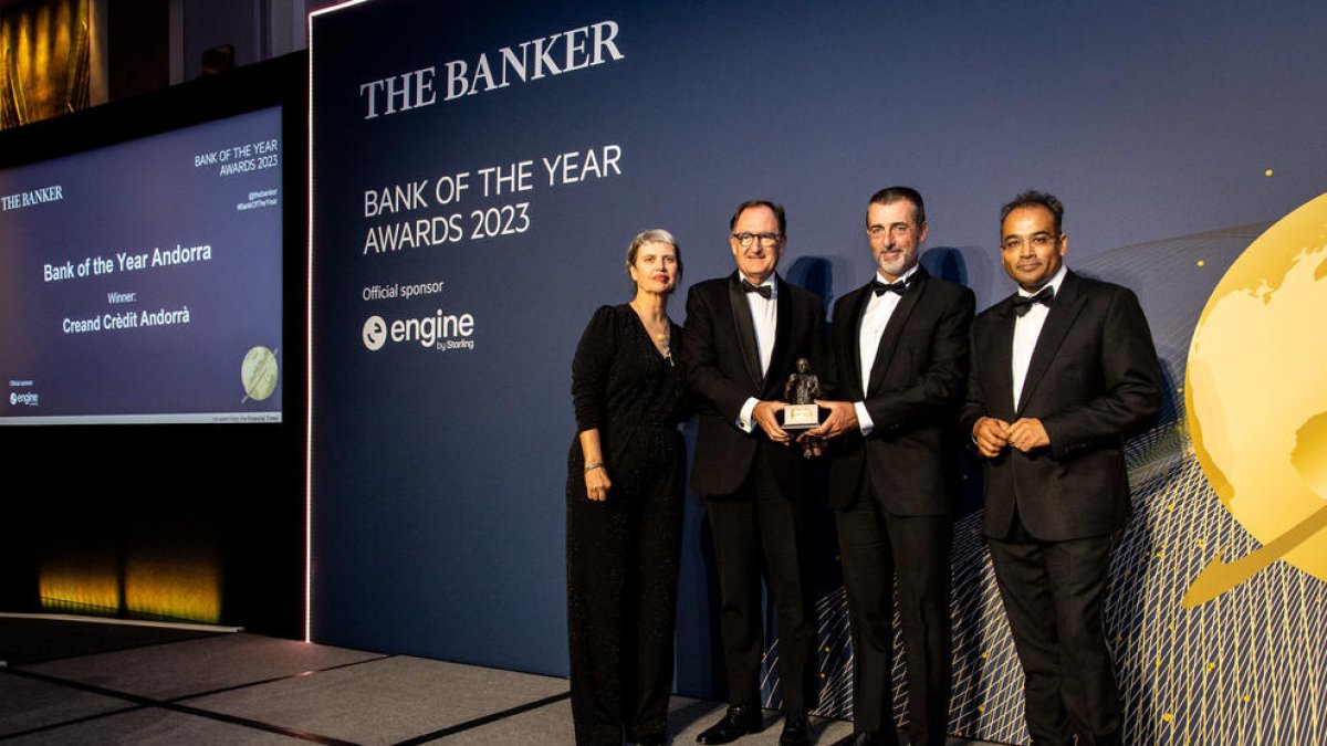 El conseller delegat de Creand, Xavier Cornella, i el president de Creand, Antoni Pintat, van recollir el premi a Londres