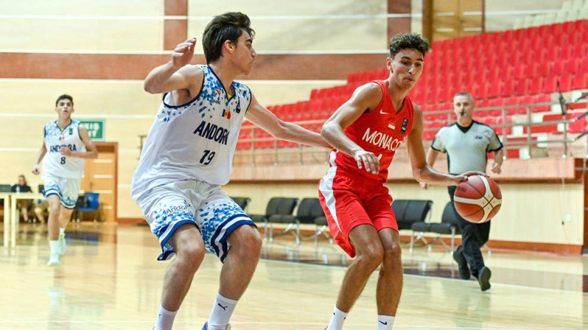 Joan Aguilar davant Eithan Zerbib, el millor del partit.