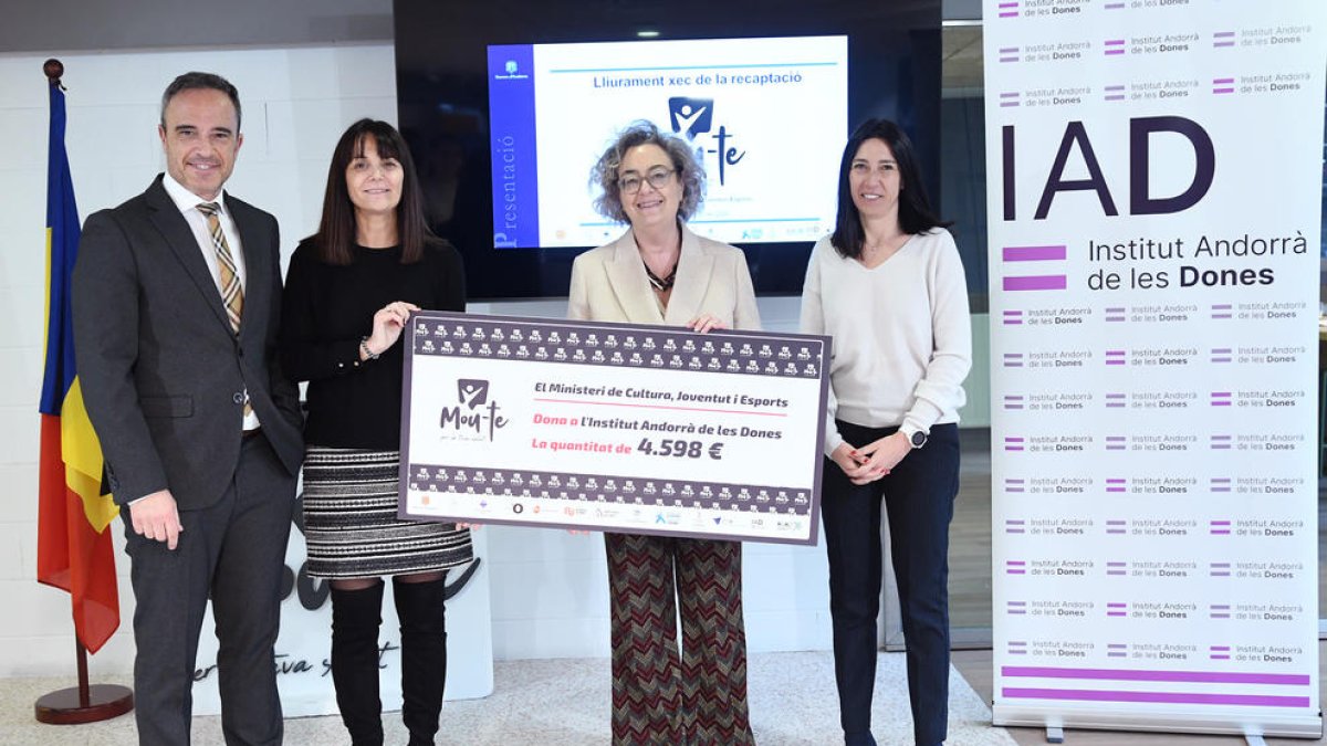 Entrega del xec a l'Institut Andorrà de les Dones