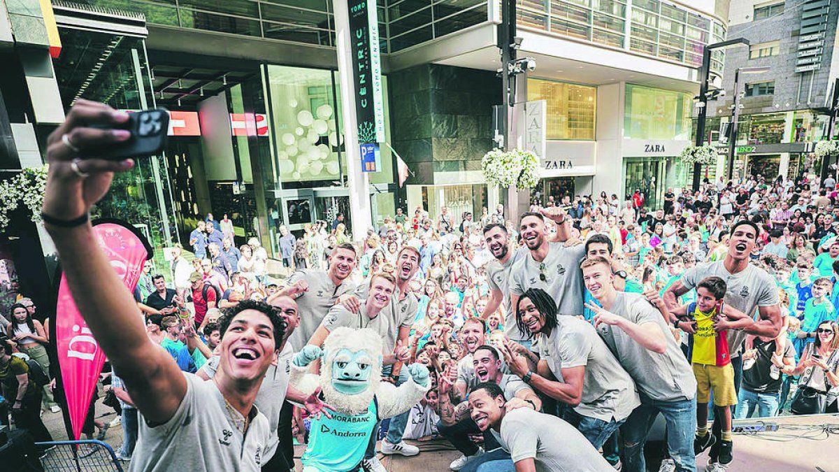 El MoraBanc celebra la festa d'inici de temporada amb els aficionats.
