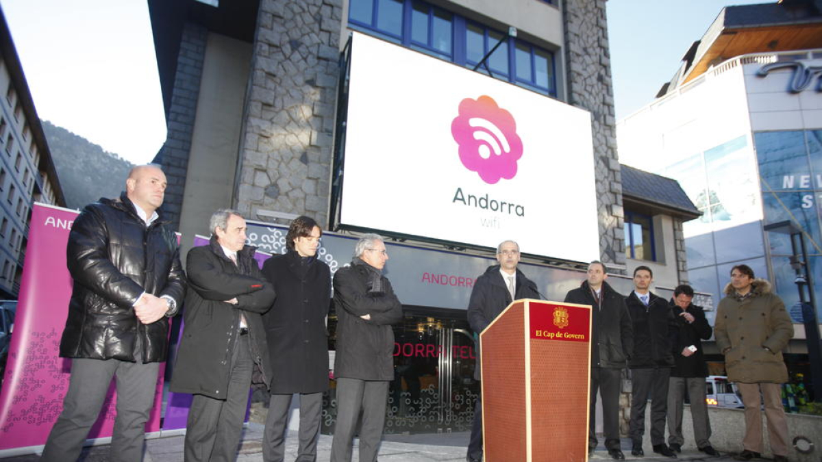 Autoritats polítiques i representants d'Andorra Telecom durant l'acte d'inauguració de la xarxa.