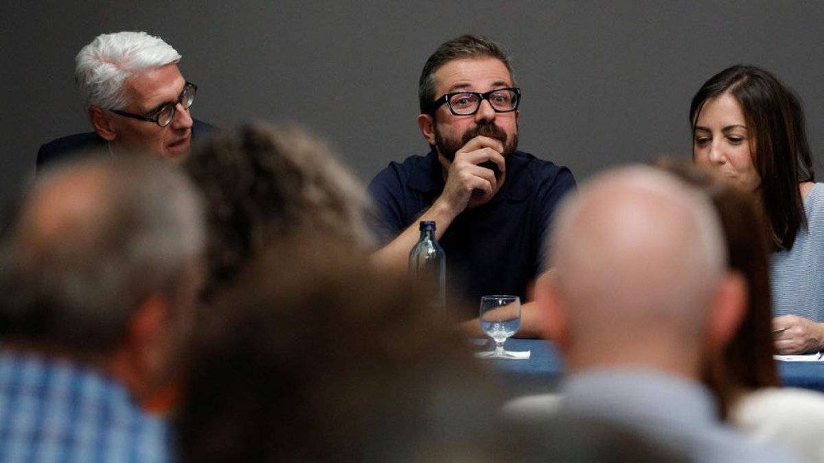 El nou president dirigint-se a l'assemblea.