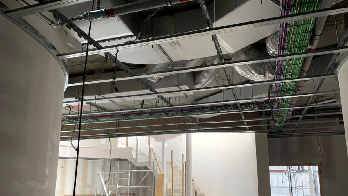 L'interior de l'edifici, en obres.