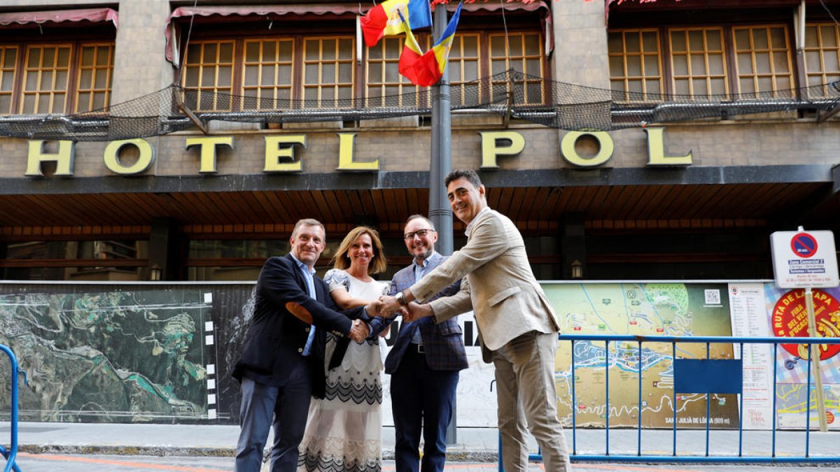 Josep Majoral, Mireia Codina, Xavier Espot i Raül Ferré celebrant l'acord ahir davant l'hotel Pol.