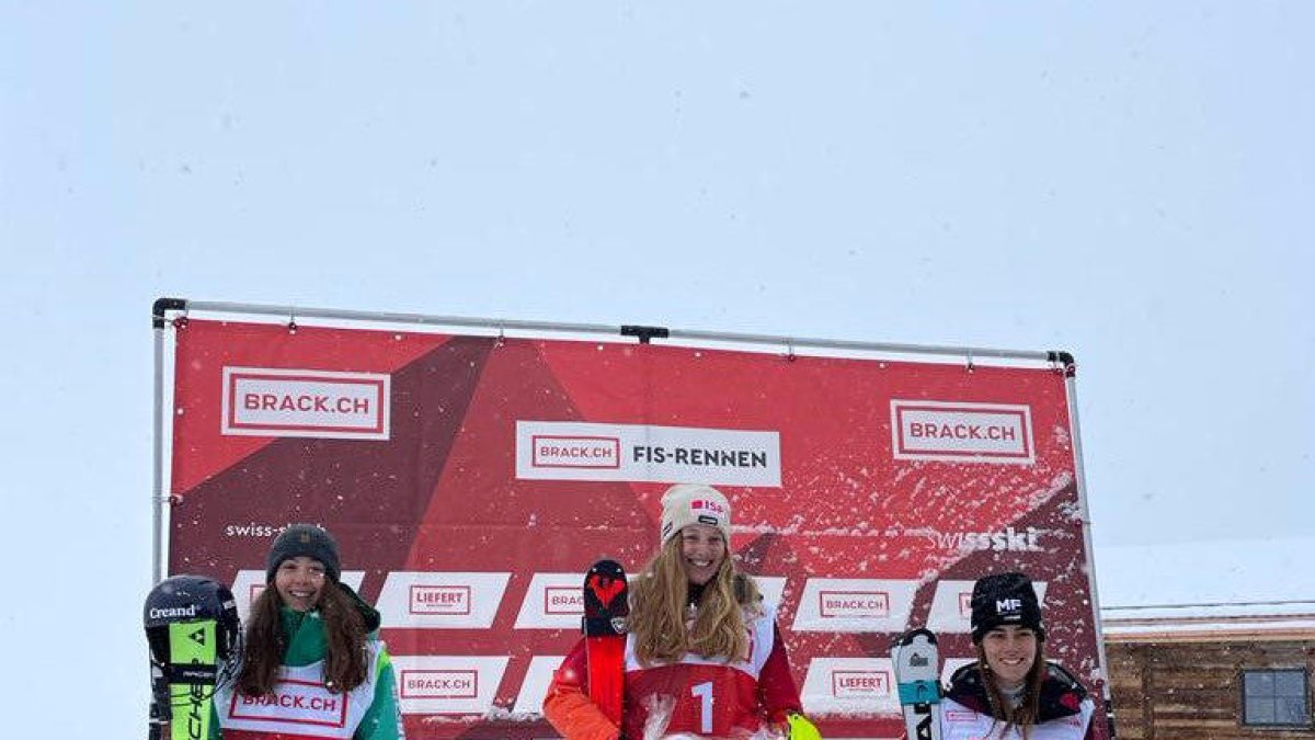 Carla Mijares, a l'esquerra, al podi d'Adelboden.