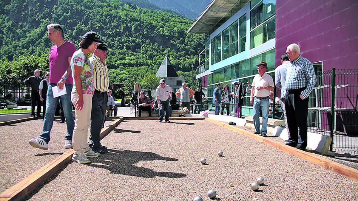 Gent gran jugant a la petanca.