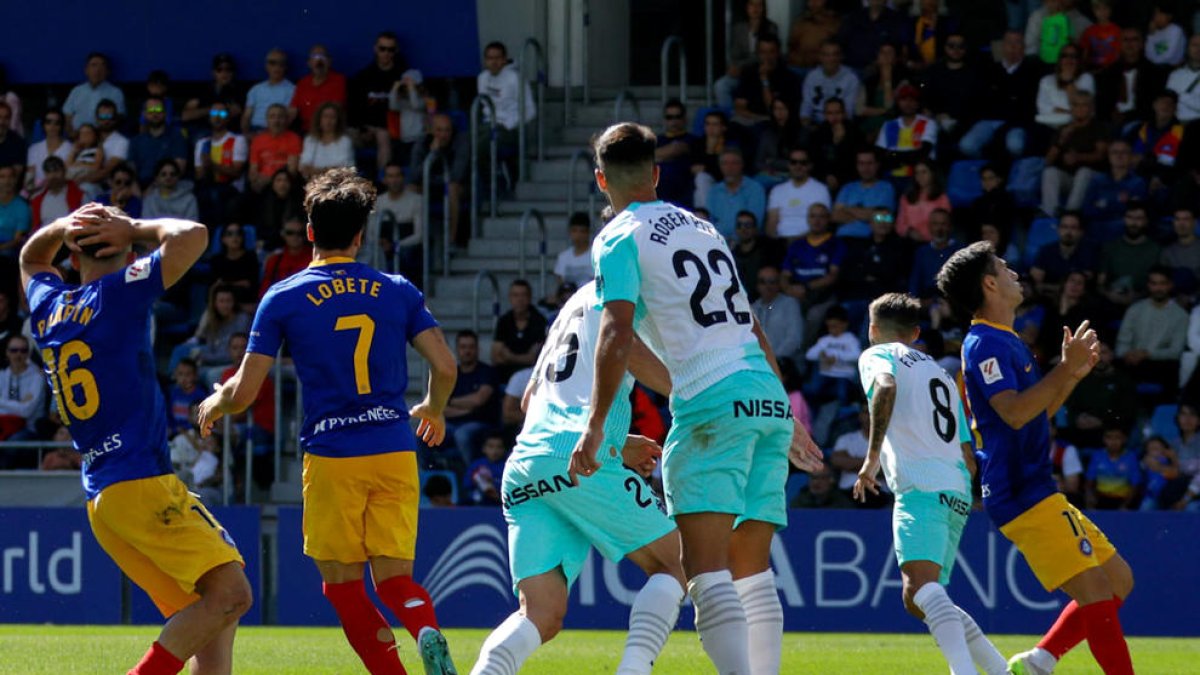 Un moment del partit jugat ahir a l'Estadi Nacional.