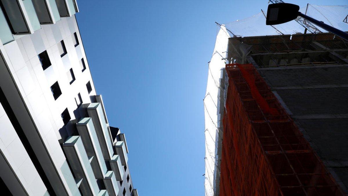 Dos edificis, un en construcció, al centre.