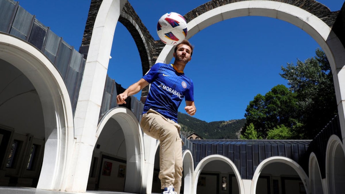 El nou migcampista tricolor, Sergi Samper, ahir al santuari de Meritxell durant la presentació.
