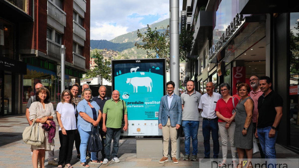 Un dels opis de la campanya per fomentar el respecte de l'entorn ramader i agrícola, ubicat a l'avinguda Carlemany