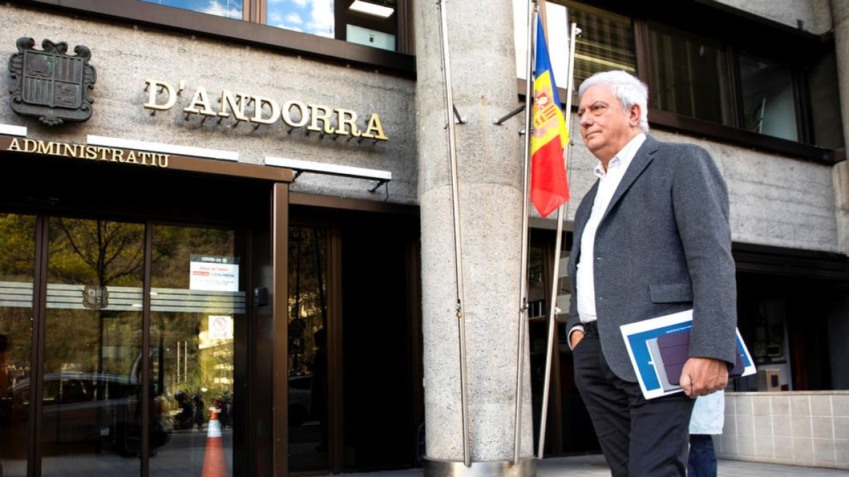 El president de la CEA, Gerard Cadena, davant de l'edifici del Govern.