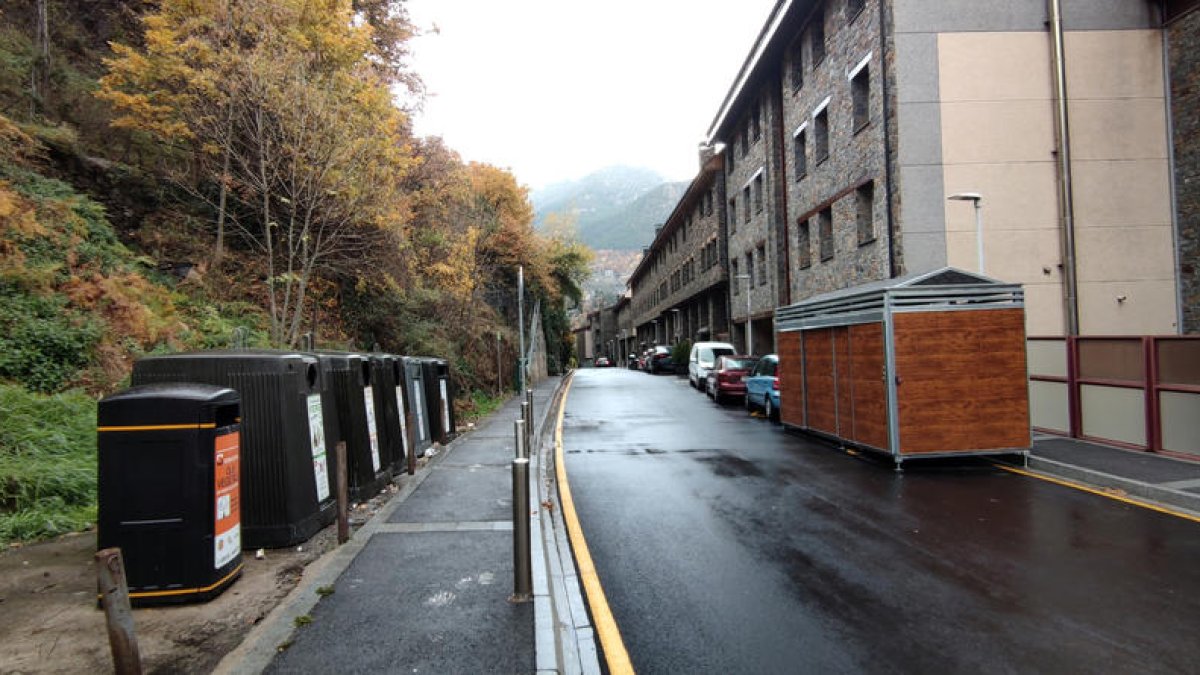 Casetes com la de la fotografia serveixen per dipositar residus fora dels dies de recollida.