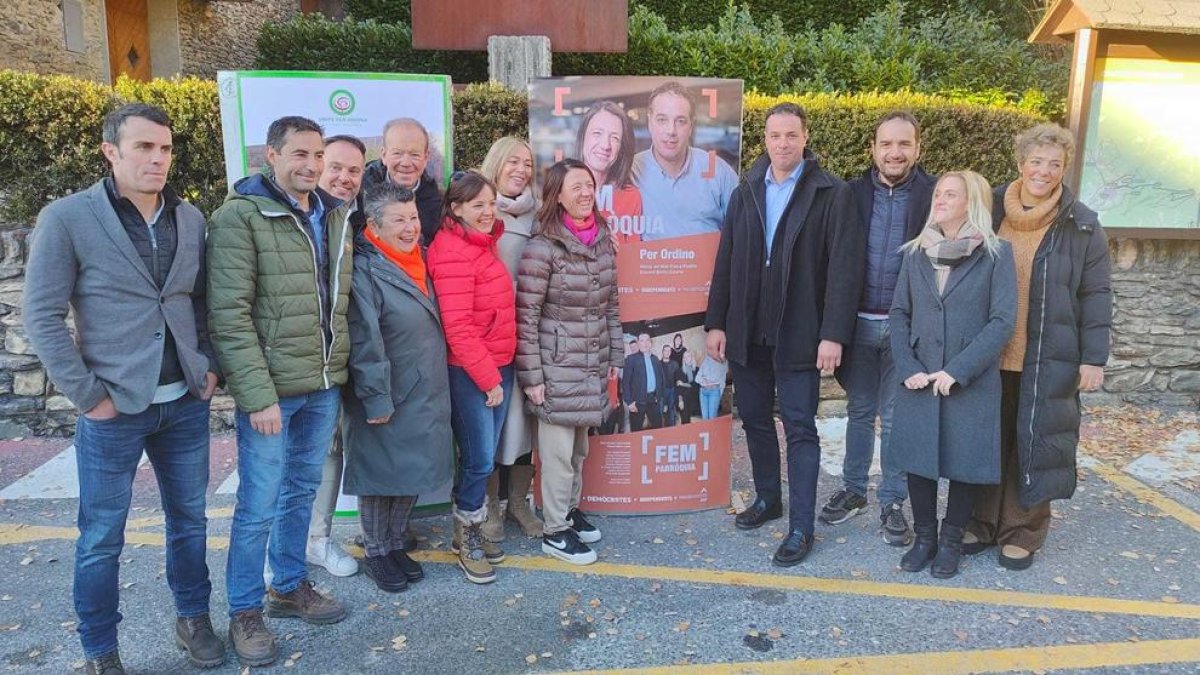 Els candidats de DA en l'enganxada de cartells aquesta tarda