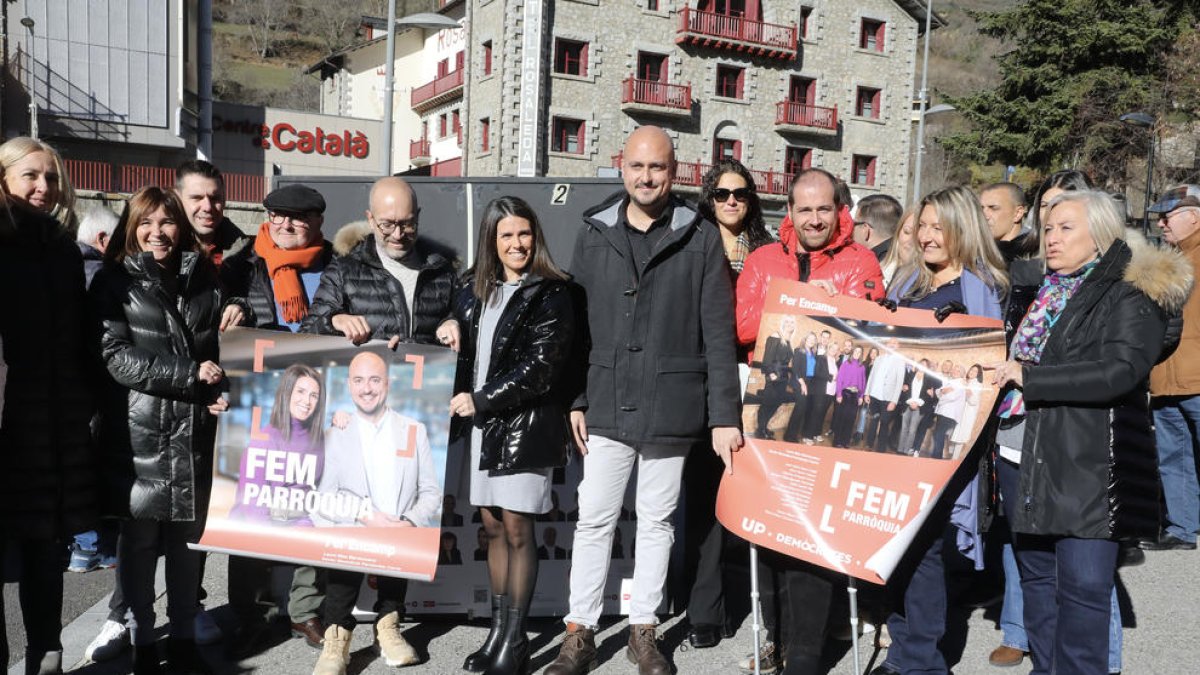 Laura Mas amb els membres de la llista demòcrata a Encamp en l'inici de la campanya