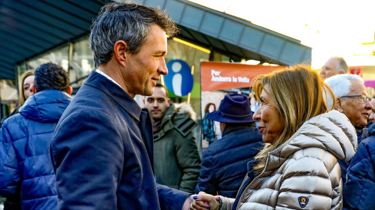 El candidat per DA i cònsol major d'Andorra la Vella, David Astrié, i l'excònsol major i ministra d'Habitatge, Conxita Marsol.