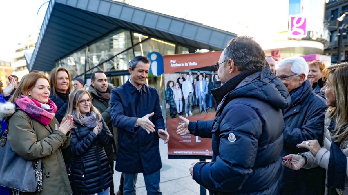 El cap de Govern saludant el candidat demòcrata.