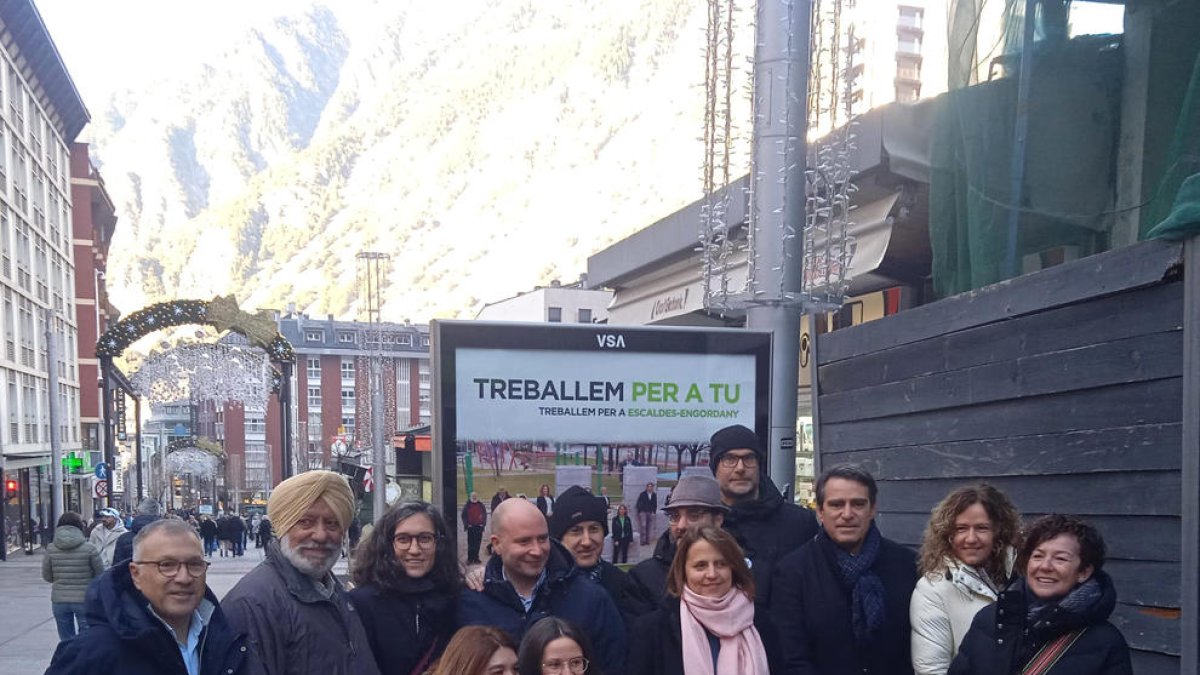 Rosa Gili, amb els seus companys de candidatura.