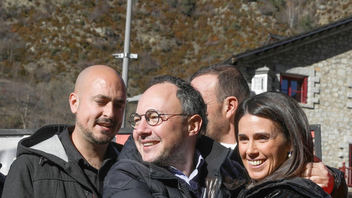 Espot saludant Laura Mas durant l'enganxada de cartells.