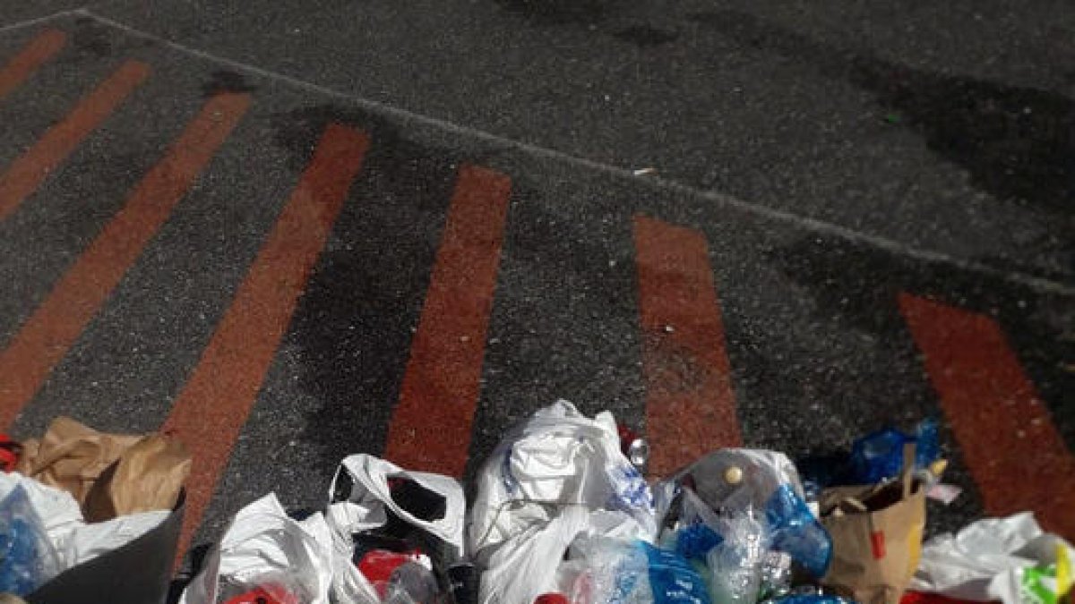 La llei prohibeix consumir alcohol al carrer.