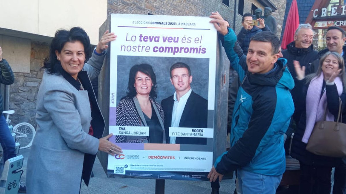 Els caps de llista de CC+DA+Independents penjant el cartell.