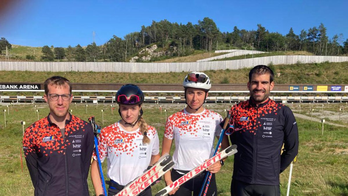 L'equip femení de fons.