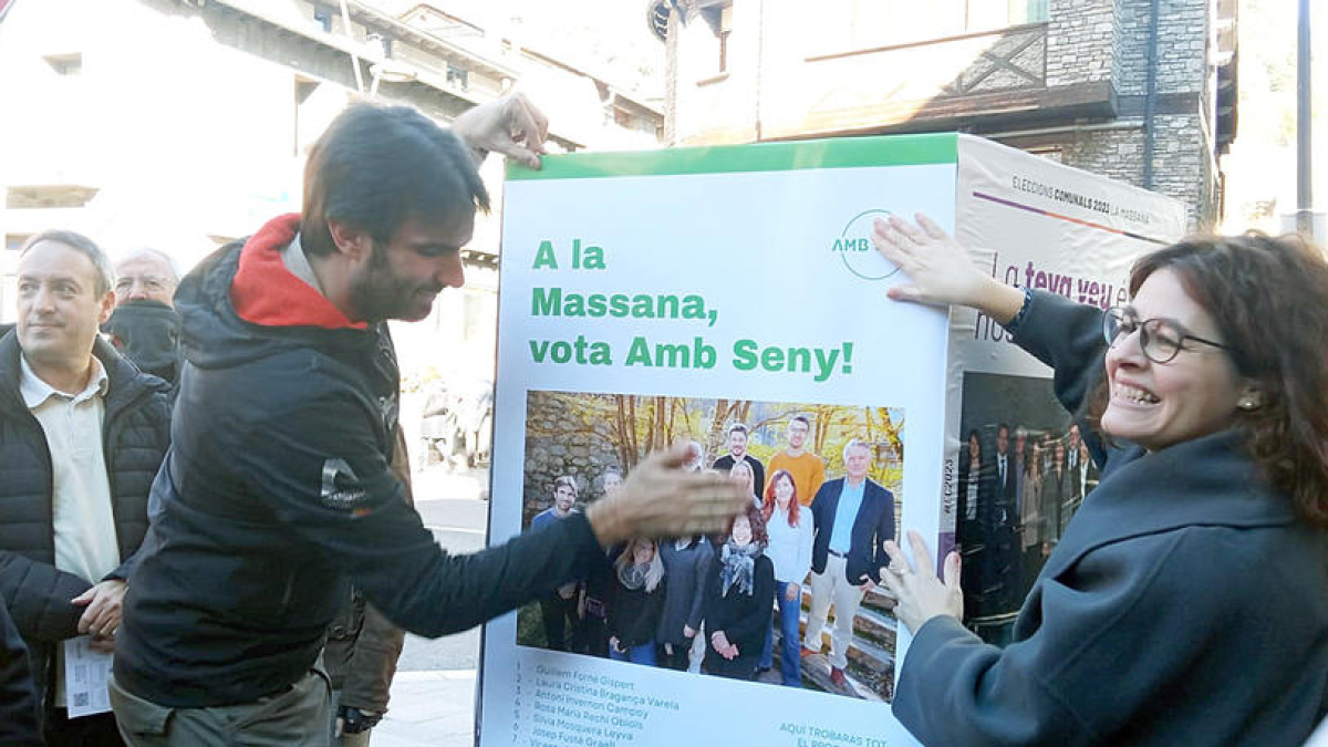 Laura Bragança i Guillem Forné amb el cartell electoral