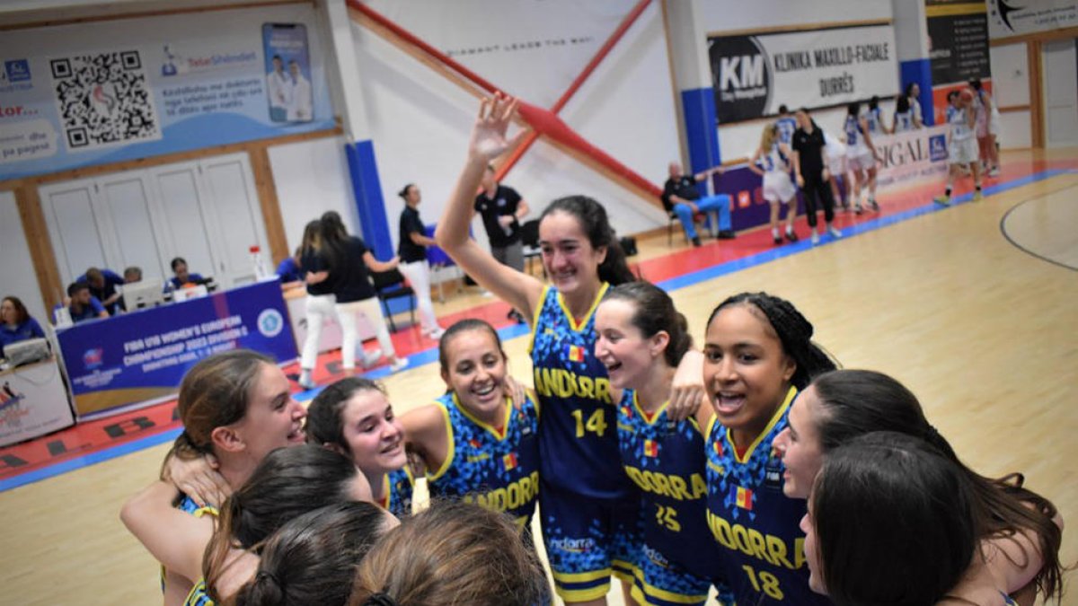 Les jugadores de la selecció celebrant el triomf, ahir.