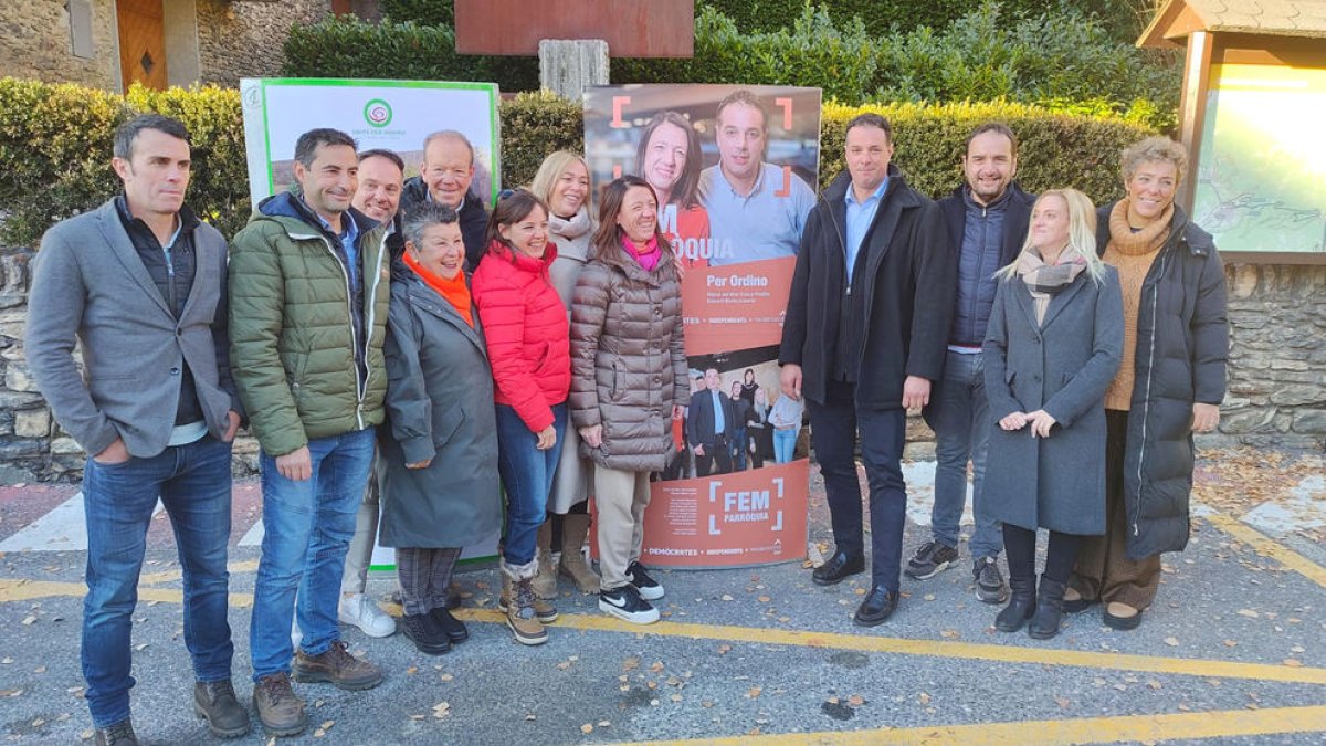 Maria del Mar Coma amb el seu equip durant la penjada de cartells.