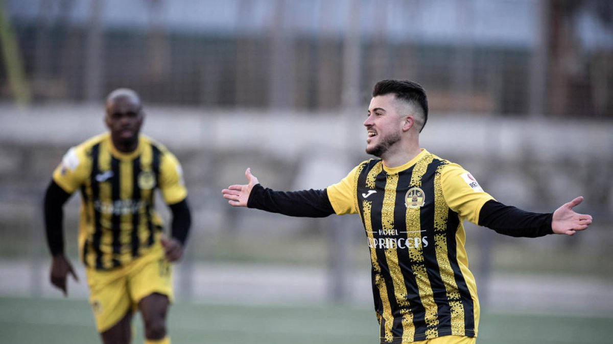 Joaquín celebrant el primer gol dels colomencs.