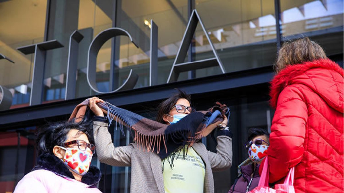 Vanessa Mendoza davant la seu de la Justícia.