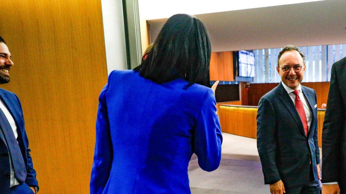 El cap de Govern saludant Carine Montaner.