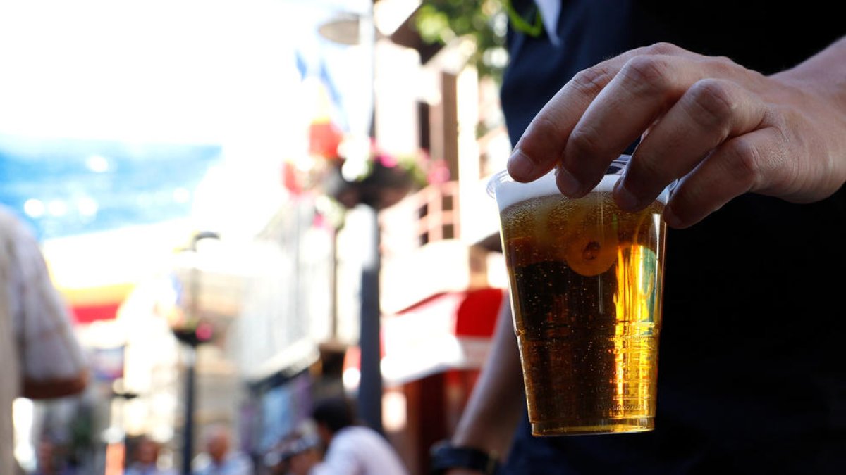 Un jove lauredià amb una cervesa.