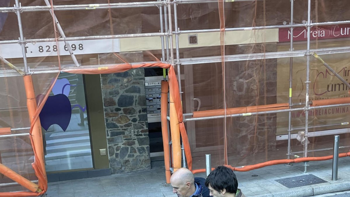 Els candidats d'Enclar al costat d'un pas per als vianants