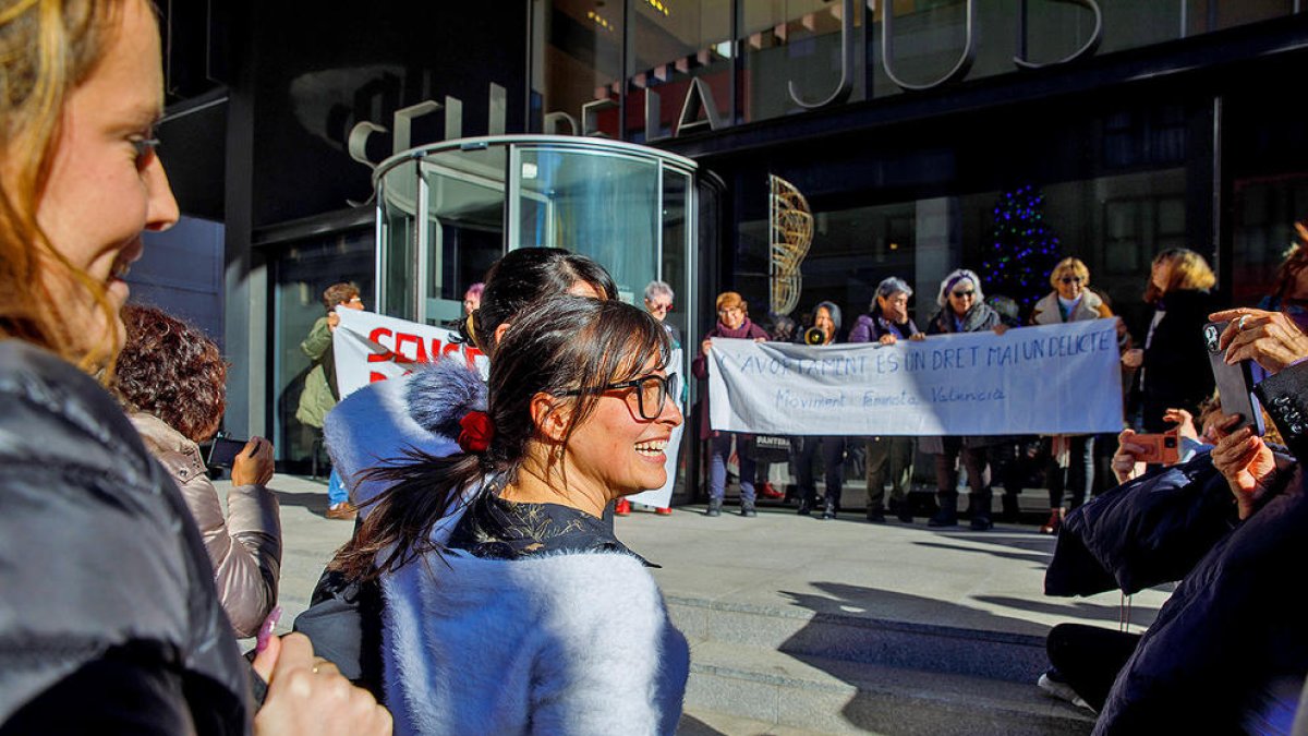 Mendoza a l'entrada de la seu de la Justícia rebent el suport de diversos grups de feministes.