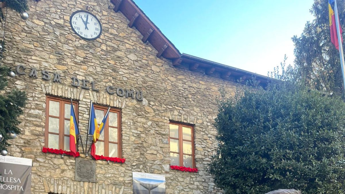 Josep Majoral, ahir davant l'edifici del comú vell.