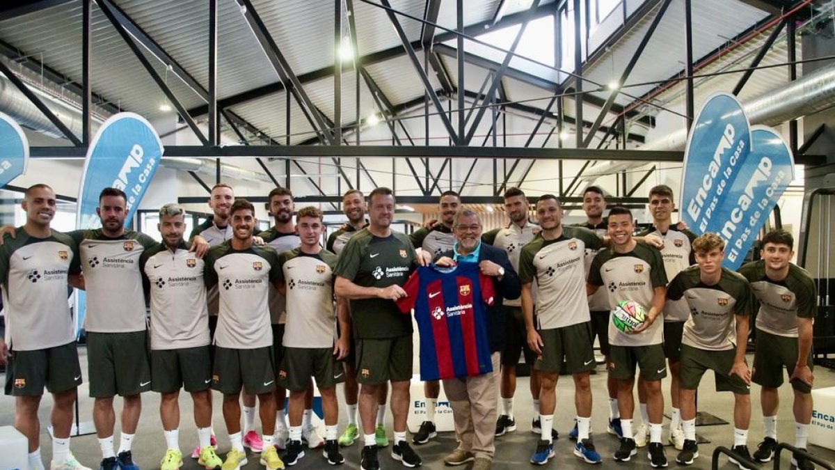 L'equip del Barça de futbol sala amb el cònsol menor, Jean Michel Rascagneres, avui a Encamp