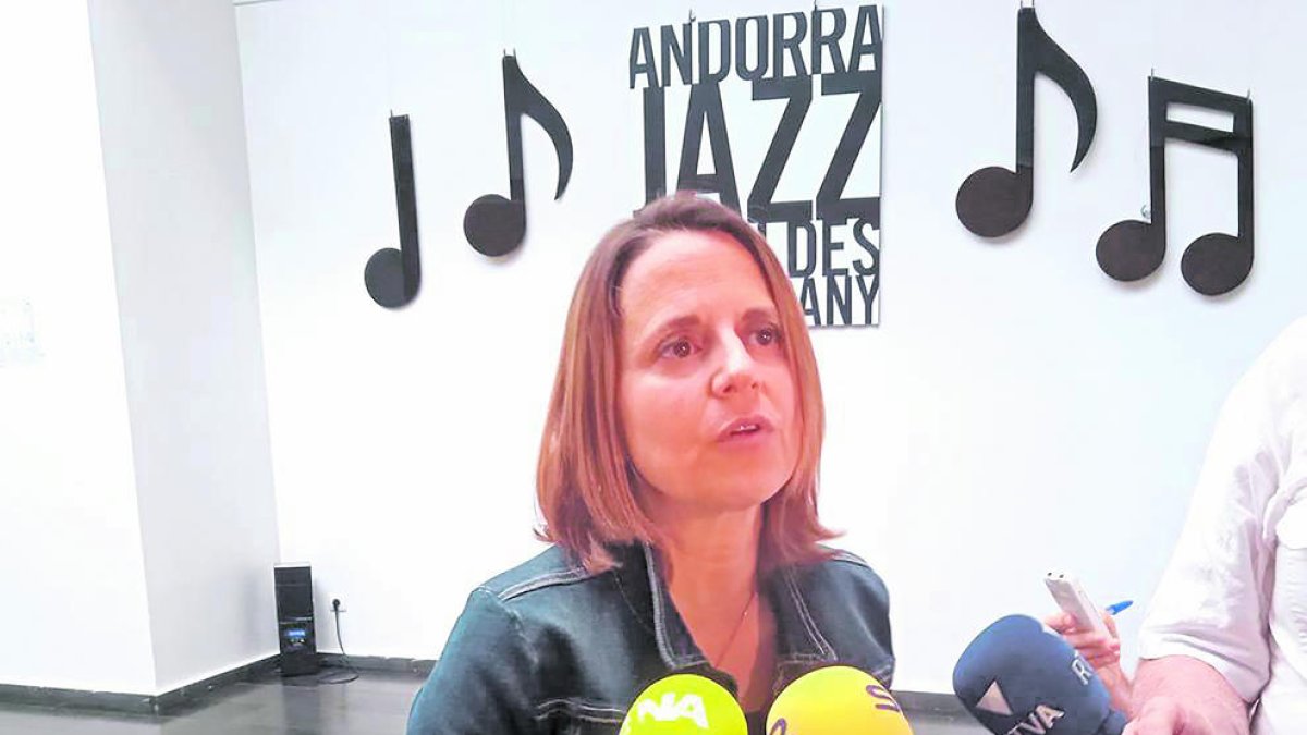 La cònsol major d'Escaldes-Engordany, Rosa Gili, ahir al Prat del Roure fent declaracions als mitjans.