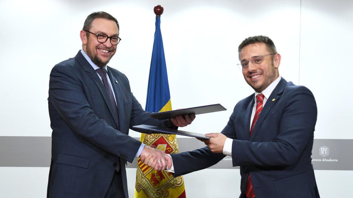 Signatura de l'acord entre Educació i Interior.