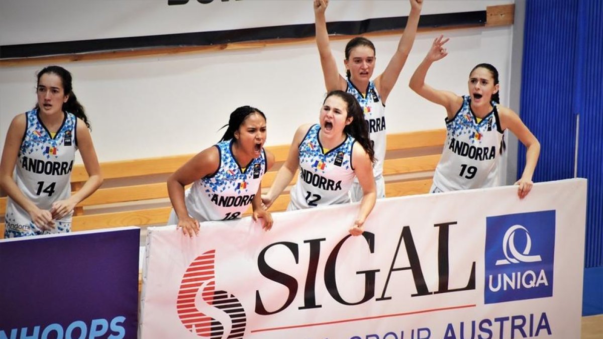 Les jugadores andorranes celebren la victòria