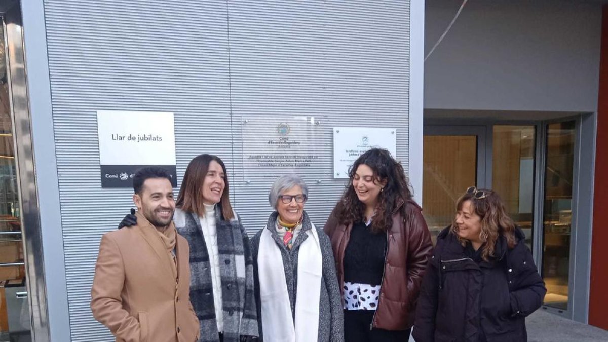 La cap de llista demòcrata d'Escaldes, Anna Garcia, amb integrants de la llista d'Escaldes aquest matí