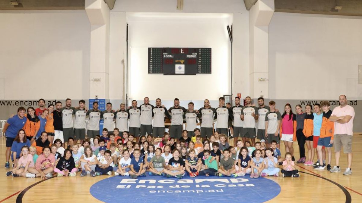 L'equip de futbol sala del Barça ha compartit el matí amb els infants d'Encamp