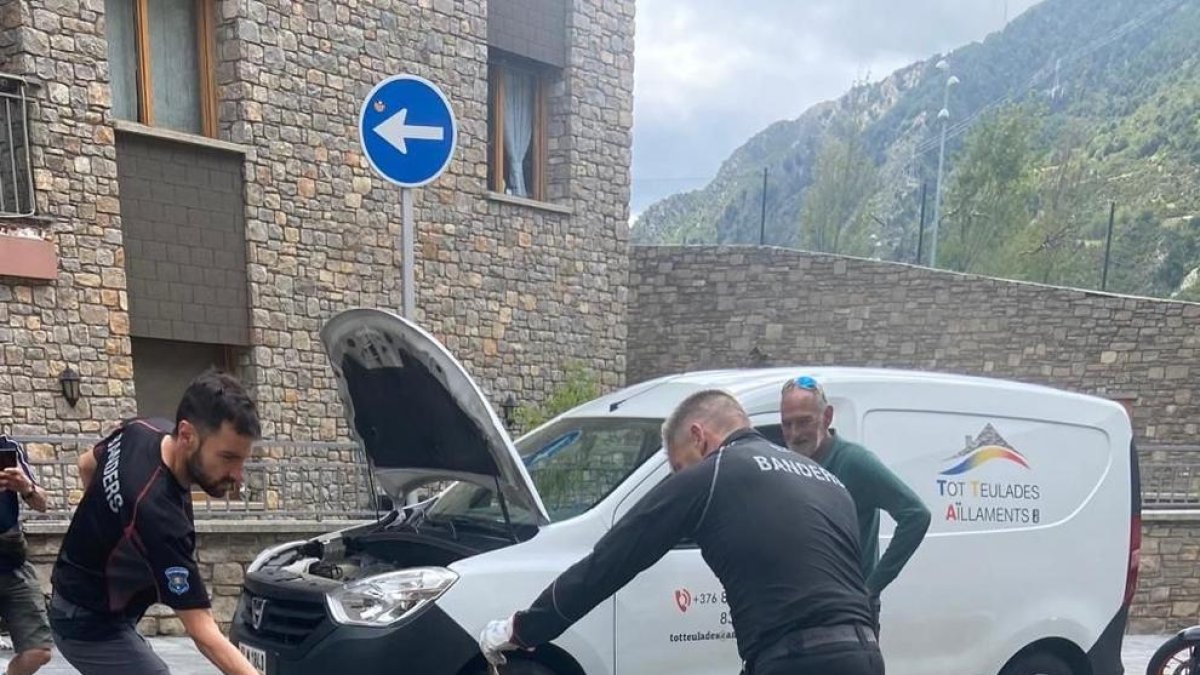 Els banders retiren una serp a Encamp