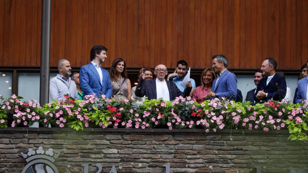 El pregoner i les autoritats al balcó de la casa comuna d'Andorra la Vella.