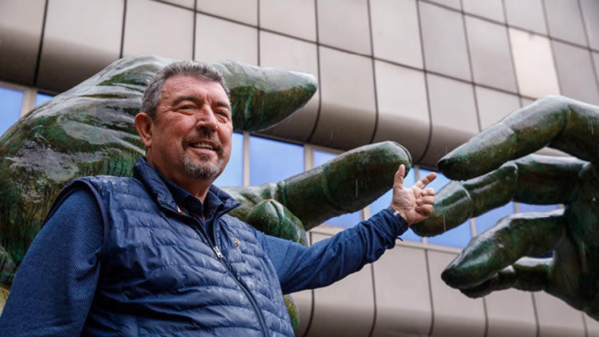 El cap de llista de Per Sant Julià a la plaça de la Germandat.
