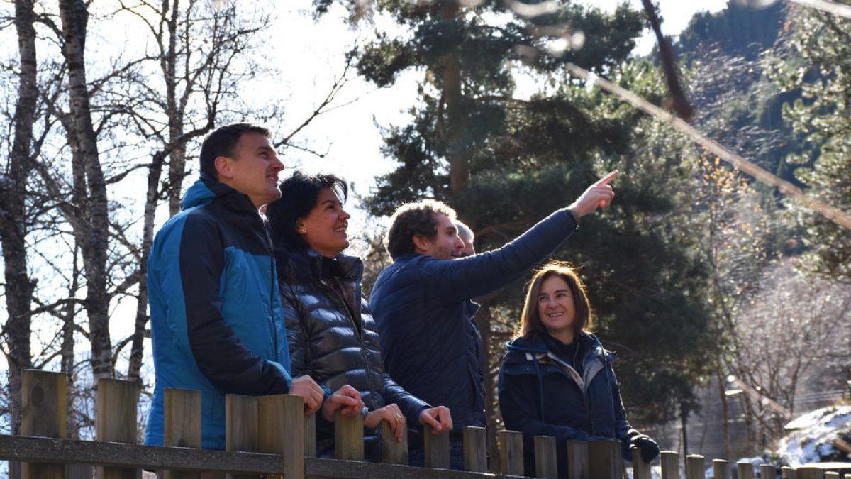 Eva Sansa amb altres candidats al costat del riu.